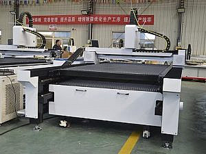 Фото 18 - MetalTec 1530C (1500W) оптоволоконный лазерный станок для резки металла с ручной сменой рабочих столов.