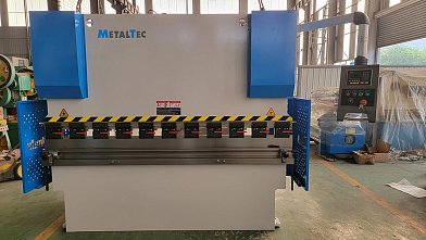 Фото 62 - MetalTec HBM 125/2500 (Е22, инвертор заднего упора) гидравлический листогибочный пресс.